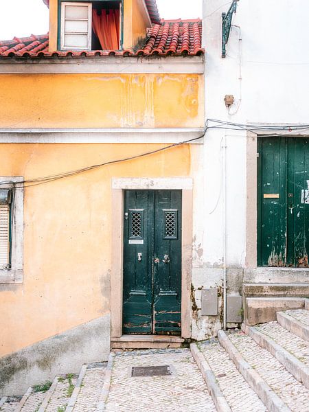 Lissabon Portugal Reisefotografie - die grüne Tür in Alfama von Raisa Zwart