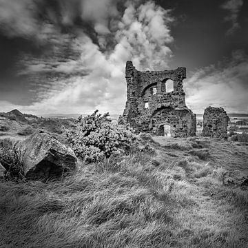 EDINBURGH St. Anthony’s Chapel Ruins - Monochrome by Melanie Viola