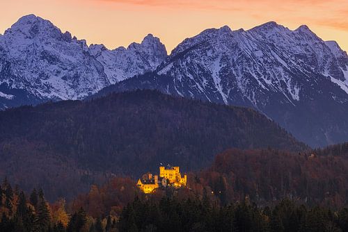 Beleuchtetes Schloss Hohenschwangau in der Abenddämmerung, Bayern, Duitsla von Henk Meijer Photography
