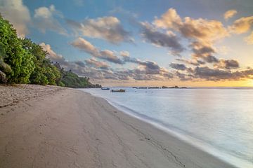 Zonsopgang bij Anse Forbans (Mahe / Seychellen) van t.ART