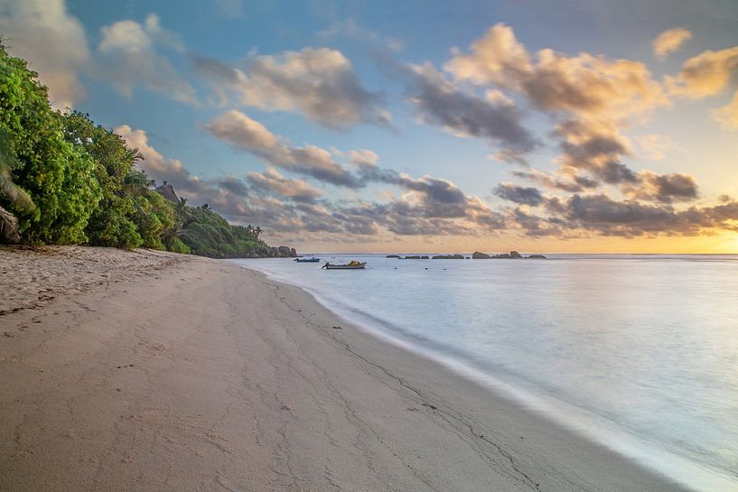 Lever de soleil à Anse Forbans (Mahe / Seychelles) par t.ART