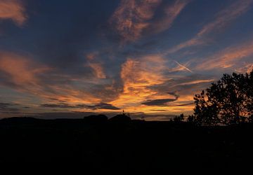 Prachtig gekleurde bewolkte hemel bij zonsondergang in Thüringen voor de zomer van Wolfgang Unger