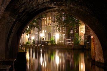 Doorkijkje onder de Maartensbrug in Utrecht van Donker Utrecht