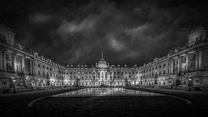 Schwarz-Weiß: Dunkle Gewitterwolken über dem Summerset House - London von Rene Siebring