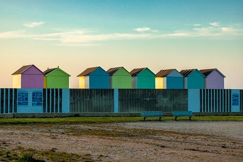 Avondwandeling op het strand in het mooie Normandië bij Saint-Aubin-Sur-Mer - Frankrijk