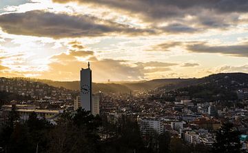 Deutschland, Stuttgart, Warm orange Sonnenuntergang Sonnenlicht und Sonnenstrahlen von adventure-photos