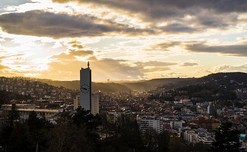 Allemagne, Stuttgart, Coucher de soleil orange chaud et rayons de soleil