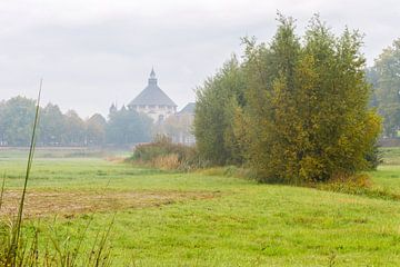 L'église néo-byzantine Sainte-Catherine à 's-Hertogenbosch. Vue de la réserve naturelle Bossche Pant sur Sander Groffen