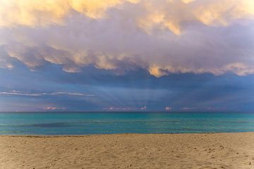 Mallorca, Brennende Himmelswolken bei Sonnenuntergang an einem Sandstrand auf der Insel von adventure-photos