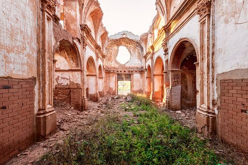 Echo's uit het verleden: gouden uur in een verlaten kathedraal
