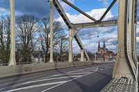 Bergkerk Deventer durch den Stahl der IJssel-Brücke gesehen