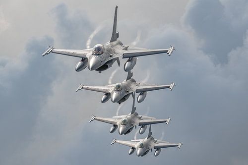 Formatie van 4 General Dynamics F-16 Fighting Falcons van de Belgische Luchtmacht afkomstig van de V