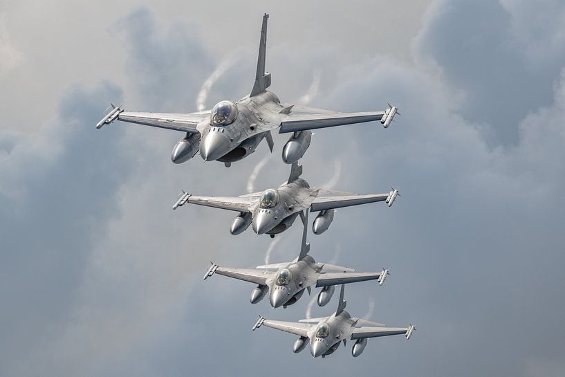 Formatie van 4 General Dynamics F-16 Fighting Falcons van de Belgische Luchtmacht afkomstig van de V van Jaap van den Berg