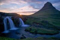 Zonsondergang bij Kirkjufell waterval, Snaefellsnes, IJsland