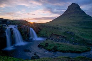 Sunset at Kirkjufell waterfall, Snaefellsnes, Iceland sur Pep Dekker