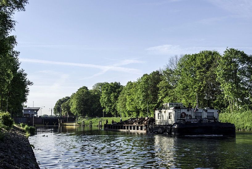 Push boat in front of a lock by Norbert Sülzner