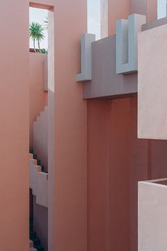 Muralla Roja Reisefotografie Druck ᝢ abstraktes rosa Architekturfoto von Hannelore Veelaert