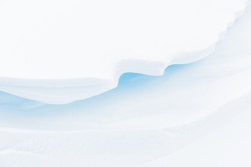 Minimalistische en abstracte structuren en details in de sneeuw veroorzaakt door sneeuwduinen met li