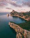 Felsen und zerklüftete Küstenlinie Mallorcas mit rosa Wolken von Michiel Dros Miniaturansicht