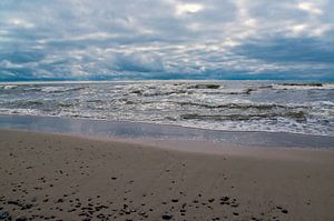 Une mer scintillante au gré des vagues sur la côte de la mer du Nord au Danemark
