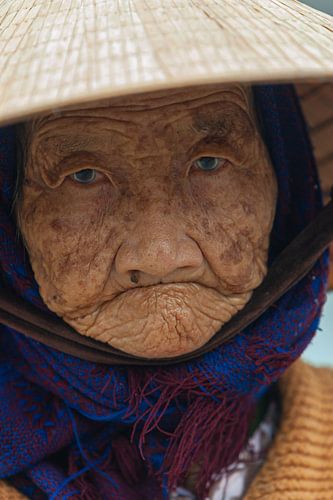 Portretfoto van een oude dame met staar, Vietnam