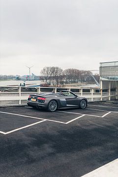 Audi R8 V10 in een Stijlvolle Parkeergarage met Zacht Licht van Sebastiaan van 't Hoog