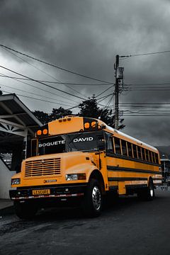 Oude gele schoolbus in Panama - Zwart Wit en Geel van Marlo Brochard