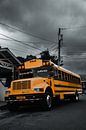 Oude gele schoolbus in Panama - Zwart Wit en Geel van Marlo Brochard thumbnail