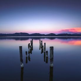 Der hölzerne Steg bleibt nach Sonnenuntergang auf dem See von Stefano Orazzini