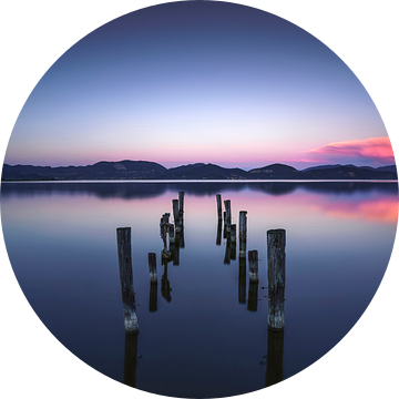 Houten pier blijft op het meer na zonsondergang van Stefano Orazzini
