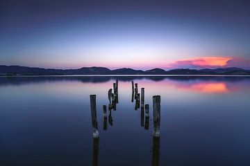 Houten pier blijft op het meer na zonsondergang van Stefano Orazzini