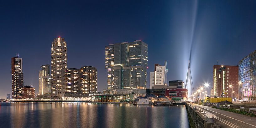 Ein Leuchtturm für die Stadt. Skyline von Rotterdam von Frank Herben