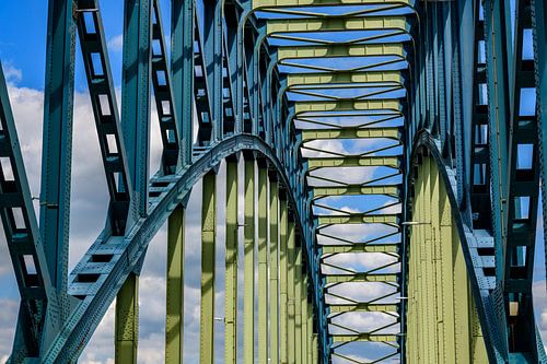 Vieux IJsselbrug sur la rivière IJssel entre Zwolle et Hattem
