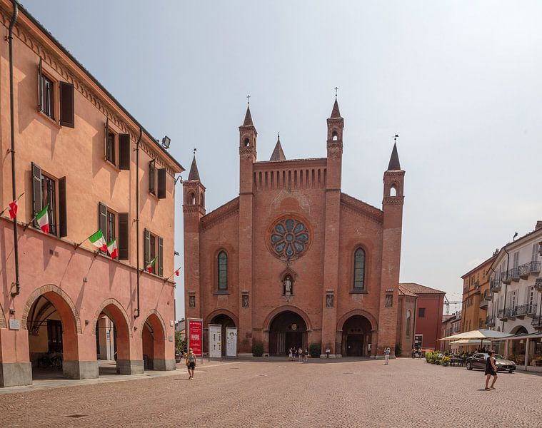 Kerk aan plein in centrum Alba, Piemont, Italie van Joost Adriaanse