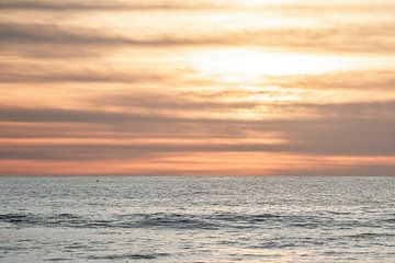 Hemelse Reflecties - Zonsondergang aan Zee - pastel van Femke Ketelaar