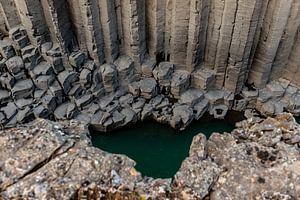 De Basalt kolommen canyon Stuðlagil in IJsland van Gerry van Roosmalen