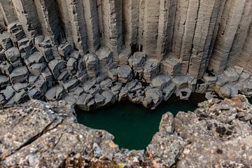 De Basalt kolommen canyon Stuðlagil in IJsland