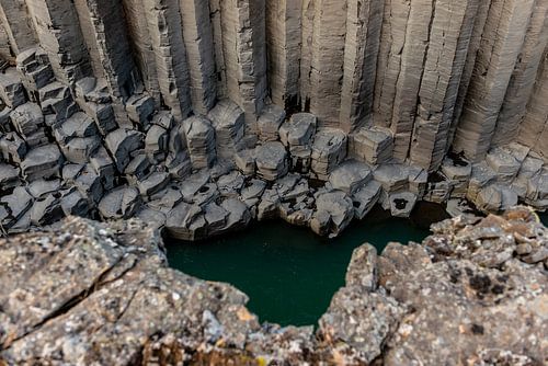 De Basalt kolommen canyon Stuðlagil in IJsland