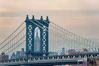 Het Empire State Building ingelijst door de Manhattan Bridge