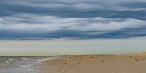 Stormwolken op het strand