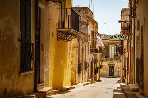 Rue de la ville de Noto en Sicile, Italie. sur Ron van der Stappen