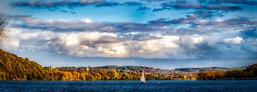 Panorama Baldeneysee in Essen Ruhrgebied met dramatische stormwolken van Dieter Walther