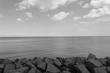 Varend Zeilbootje Op Zee van Melvin Fotografie