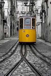 Gelbe Kabelstraßenbahn in Lissabon schwarz und weiß