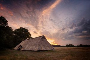 Nachbildung eines eisenzeitlichen Bauernhauses in Drenthe bei Sonnenuntergang