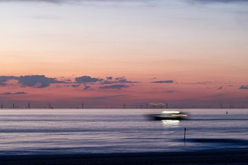 Vissersboot bij zonsondergang van Piet Hein Schuijff