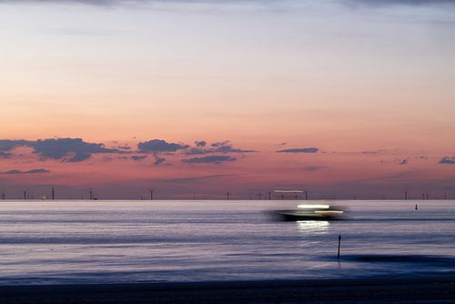 Bateau de pêche au coucher du soleil