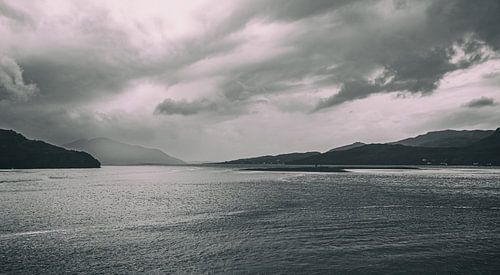 Panorama idylle bij kasteel Eilean Donan in Schotland. Highlander kasteel in de Hooglanden.