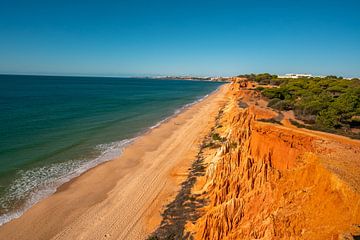 schöner langer Strand Praia da Falésia an der Algarve, Portugal