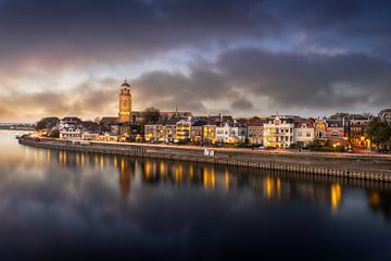 Aangezicht van Deventer in de avond met wolken en reflecties in de IJssel